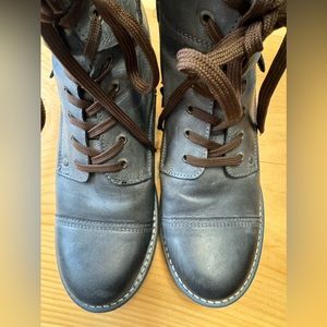 Steel colored Taos EUC , Crave boot. Size 41.